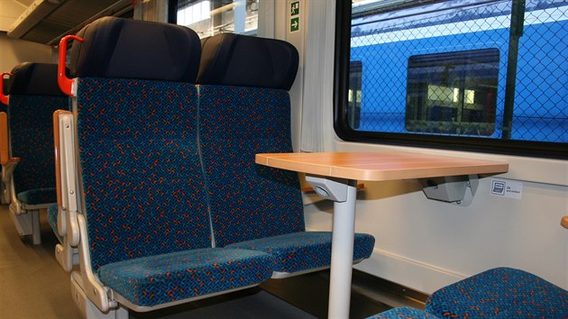 Vůz je jako u nejmodernějších současných železničních vozidel v celém světě řešen jako velkoprostorový, v tomto případě většinou s místy proti sobě a stoly mezi sedačkami;