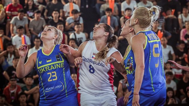 esk basketbalistka Tereza Vorlov svd ve finle mistrovstv svta 3x3 nerovn souboj na doskoku s trojic Ukrajinek.