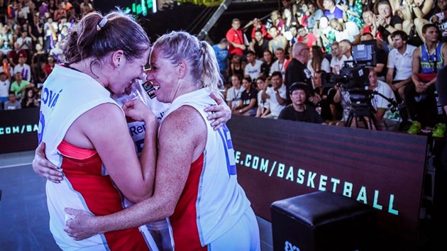 esk basketbalistky Tereza Vorlov, Kateina Novotn, Sra Krumpholcov a Michaela Uhrov se raduj z titulu mistry svta 3x3.