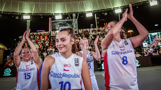 esk basketbalistky si z Kuangou odvezou titul mistry svta ve he 3x3. Zleva hrajc trenrka Michaela Uhrov, Sra Krumpholcov, Kateina Novotn a Tereza Vorlov.