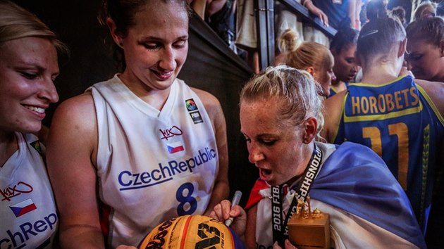 Michaela Uhrov podepisuje Tereze Vorlov m z finle mistrovstv svta v basketbalu 3x3.