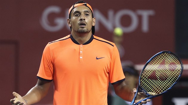 Nick Kyrgios se div, momentka z turnaje v Tokiu