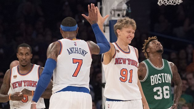 Mindaugas Kuzminskas z NY Knicks se raduje spolen s novm spoluhrem Carmelem Anthonym.