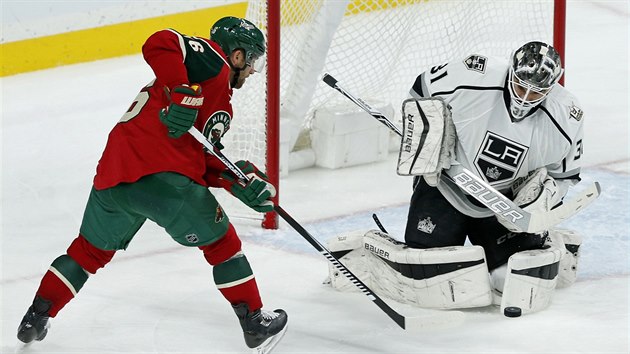 Peter Budaj kle v brance Los Angeles, prostelit se ho sna Jason Zucker z Minnesoty.