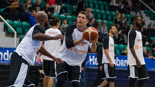 Petr Benda (u me) pi rozcvien nymburskch basketbalist