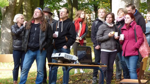 Studenti gymnázia v Broumově a někteří místní lidé si připomněli nedožité 80. narozeniny Václava Havla při promítání fotografií u altánu ve Schrollově parku (7.10.2016).