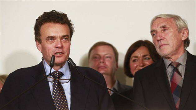 Nový senátor za Jičínsko Tomáš Czernin z TOP 09 (vlevo) na tiskové konferenci strany po prvním kole senátních voleb.