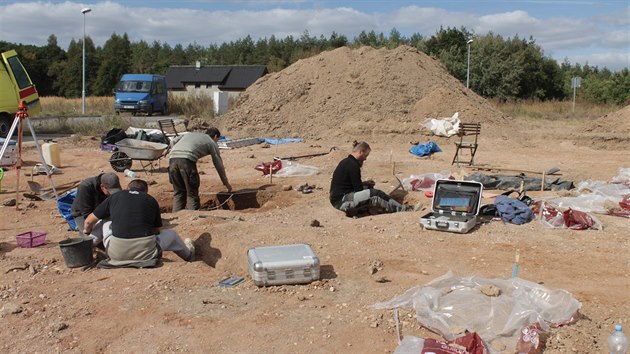 Archeologové při vykopávkách ve Hvozdnici na Hradecku.