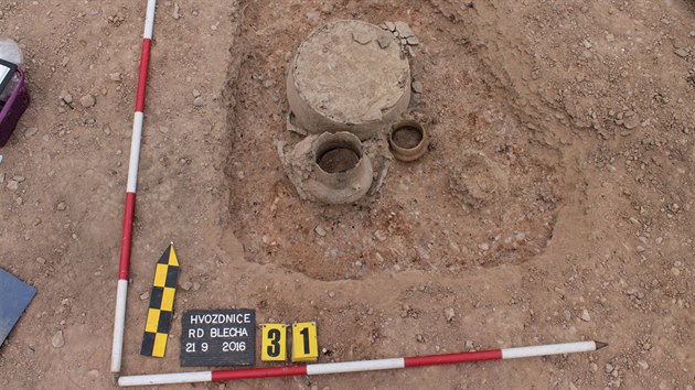 Archeologové při vykopávkách ve Hvozdnici na Hradecku.