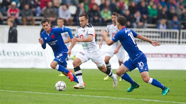 Slvist Ruslan Mingazov (vlevo) a Josef Hubauer (vpravo) zastavuj ton pokus Hradce.