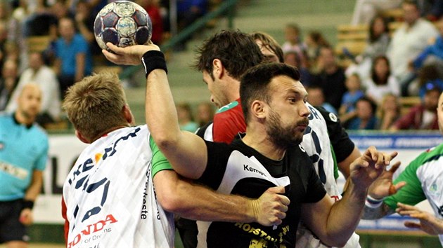 Momentka z duelu Pohru EHF mezi hzenki Plzn (ern) a Koldingu Koda.
