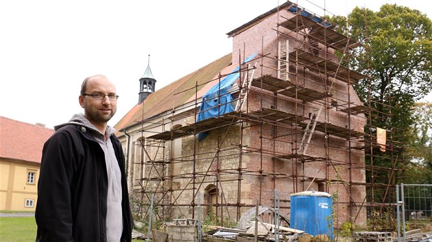 Pedseda okralovacho spolku Zdenk Plaek u kostela v Leneicch, kter prochz postupnou rekonstrukc.