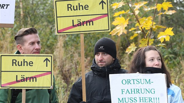 Spolen cvien eskch a nmeckch policist na hraninm pechodu Mnek na tma demonstrace.