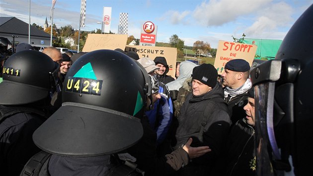 Spolen cvien eskch a nmeckch policist na hraninm pechodu Mnek na tma demonstrace.