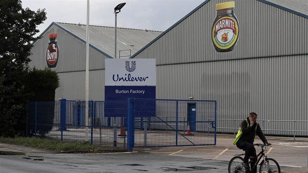 Pohled na výrobní závod Unileveru ve městě Burton.