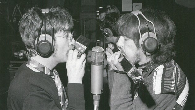 John Lennon a George Harrison nahrávají foukací harmoniky do písničky Being for the Benefit of Mr. Kyte z desky Sgt. Pepper’s Lonely Hearts Club Band. Tehdy už se kapela držela v ústraní.