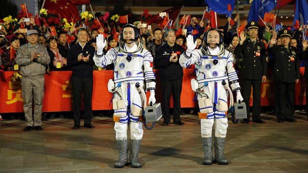 Čínští tchajkonauté Ťing Chaj-pcheng (vpravo) a Čchen Tung (vlevo) před odletem k vesmírné laboratoři Tchien-kung 2 (Nebeský palác 2).