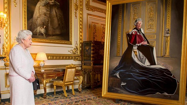 Krlovna Albta II. se svm novm portrtem od male Henryho Warda u pleitosti 60. vro patrontu britskho ervenho ke (Windsor, 14. jna 2016)