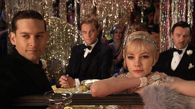 Tobey Maguire, Leonardo DiCaprio, Carey Mulliganov a Joel Edgerton ve filmu Velk Gatsby (2013)