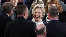 Demokratická kandidátka Hillary Clintonová po debatě se svým rivalem. (10.října...