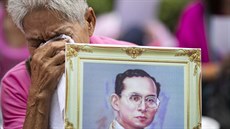 Thajci se modlí za zdraví krále Pchúmipchona Adundéta. (13.10.2016)