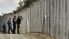 Polská hlídka doprovází maarskou policii u plotu na hranicích Srbska a...