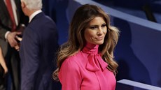 Melania Trumpová v halence Gucci s malí u krku ("pussy-bow") (9. íjna 2016)