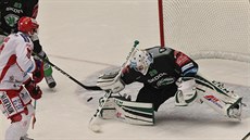 Boleslavský branká� Jan Luká� likviduje dorá�ku t�ineckého úto�níka Daniela...