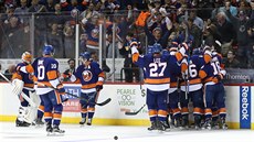 Jásají hokejisté, jásají fanouci. Hokejisté NY Islanders práv v prodlouení...