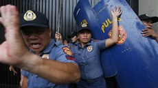 Filipínská policie rozhání protest ped americkou ambasádou (19. íjna 2016)