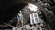 Archeolog Martin Volf ve sklep úpln pvodní jáchymovské radnice z poátku 16....