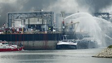 Hasii likvidují poár po explozi chemiky BASF v nmeckém Ludwigshafenu...