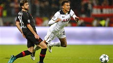 Fotbalista Bayeru Leverkusen Admir Mehmedi fauluje Deleho Alliho z Tottenhamu v...