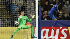 Alžírský fotbalista Leicesteru Rijád Mahriz střílí gól v zápase Ligy mistrů s...