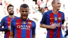 Barcelonský záloník Rafinha se raduje ze svého gólu