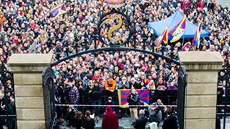 Zhruba tisíc lidí přivítalo na Hradčanském náměstí v Praze tibetského...