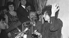 Americký hudebník Bob Dylan při tiskové konferenci v Paříži. (22. května 1966)