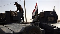 Voják z iráckých jednotek se pipravuje na bitvu o Mosul. (14. íjna 2016)