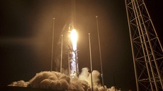 Psobivý zábr rakety Antares s lodí Cygnus OA-5 pi startu v noci ze...