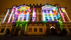 Fasáda paláce Kinských na Staromstském námstí záí v barvách videomappingu...