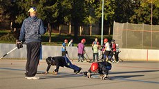 Pokud nkdo zlobí, dostane pár klik. Brankái ve výzbroji depují.