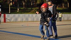 Hokejbal se li�í od hokeje hlavn� tím, �e se nehraje na led�, ale venku na...