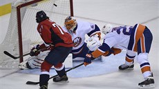 T.J. Oshie z Washingtonu pekonává brankáe New York Islanders Jaroslava Haláka.