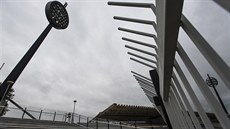 Východní tribuna na fotbalovém stadionu Pod lízátky v Hradci Králové je po...