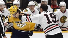 Bitka, do které se pustili James Neal z Nashvillu (vlevo) a Jonathan Toews z...