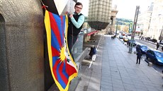 Vyvování tibetské vlajky na Nové scén Národního divadla v Praze. (19. íjna...