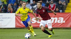 Spar�anský úto�ník Václav Kadlec (v rudém) se sna�í proniknout zlínskou...