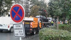 Na itní komunikací v Praze-Vrovicích upozorují penosné dopravní znaky....