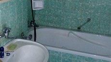 Koupelna je sice vyzd�ná, ale nevejde se do ní nic jiného ne� vana a umyvadlo.