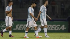 Zklamaní fotbalisté Argentiny opouštějí hřiště po porážce s Paraguayí.